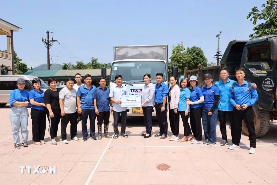 Representatives from the Communication Development Centre presents 300 boxes of ion-replenishing drink Pocari Sweat. (Photo: Ta Toan/VNA)