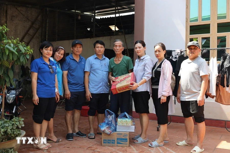 A working delegation from the Vietnam News Agency’s Youth Union and the Communication Development Centre visits families affected by Typhoon No. 3 in Ha Hoa district, Phu Tho province. (Photo: Ta Toan/VNA)