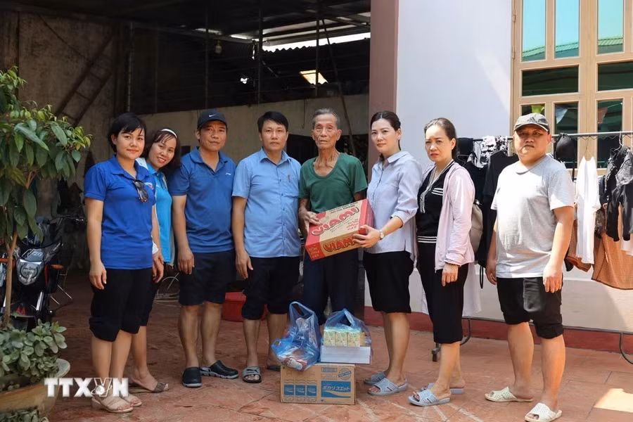 A working delegation from the Vietnam News Agency’s Youth Union and the Communication Development Centre visits families affected by Typhoon No. 3 in Ha Hoa district, Phu Tho province. (Photo: Ta Toan/VNA)