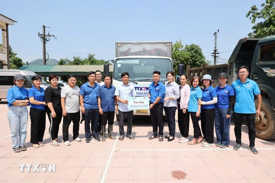 Representatives from the VNA Youth Union presents 300 essential goods packages and 25 sets of work tools. (Photo: Ta Toan/VNA)
