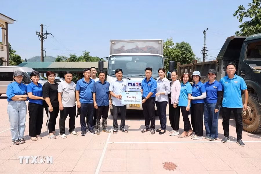 Representatives from the VNA Youth Union presents 300 essential goods packages and 25 sets of work tools. (Photo: Ta Toan/VNA)