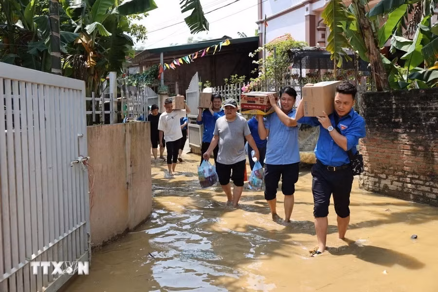 A working delegation from the Vietnam News Agency’s Youth Union and the Communication Development Centre visits families affected by Typhoon No. 3 in Ha Hoa district, Phu Tho province. (Photo: Ta Toan/VNA)