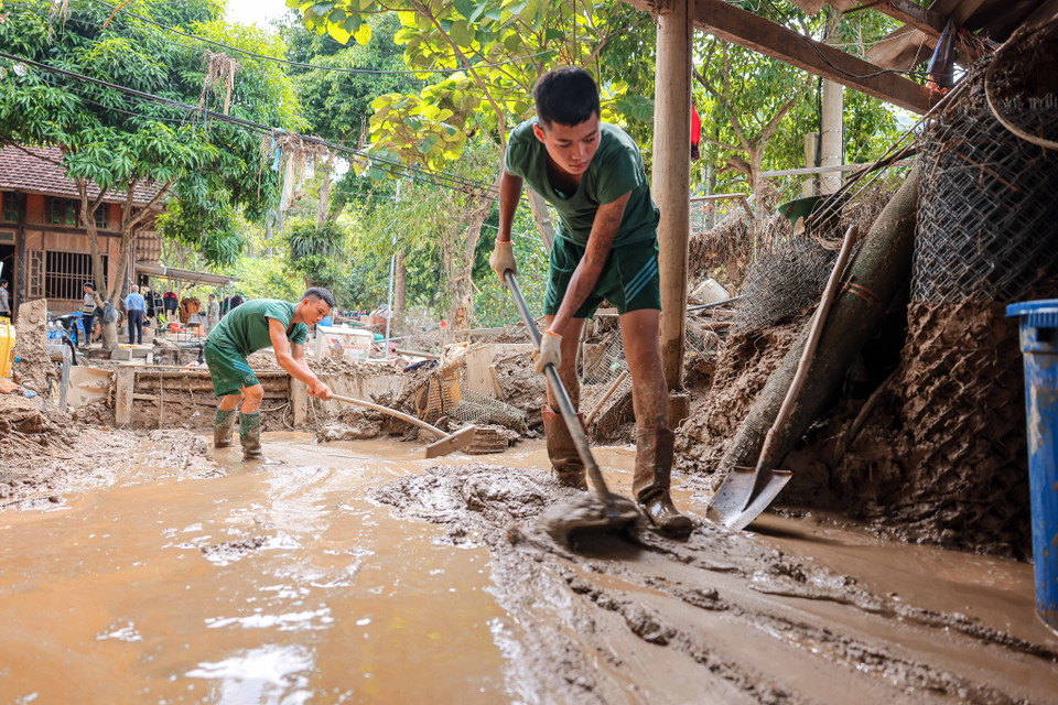 The army stands at the frontline of flood prevention, helping citizens recover and stabilize their lives. (Photo: Hoang Hieu - VNA).