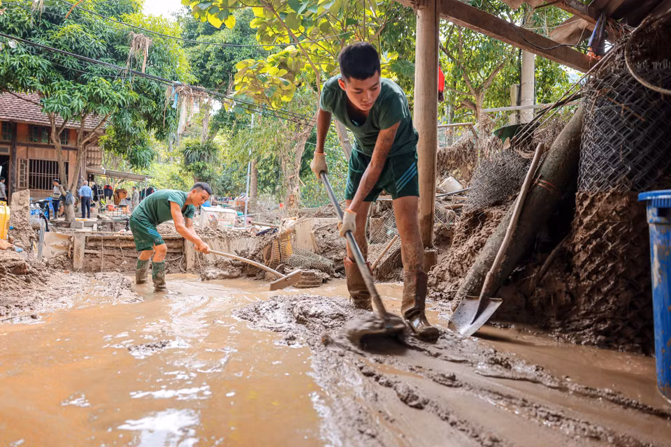 The army stands at the frontline of flood prevention, helping citizens recover and stabilize their lives. (Photo: Hoang Hieu - VNA).