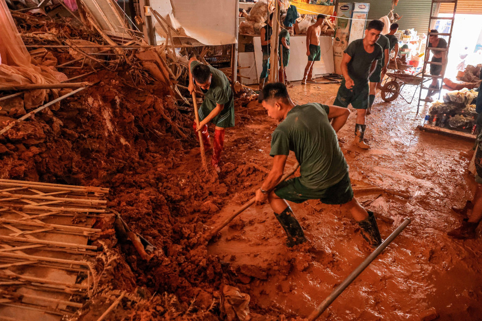 Officers and soldiers Division 316 support people in Phuc Khanh commune, Bao Yen district, Lao Cai province in overcoming the aftermath of the floods. (Photo: Hoang Hieu - VNA).