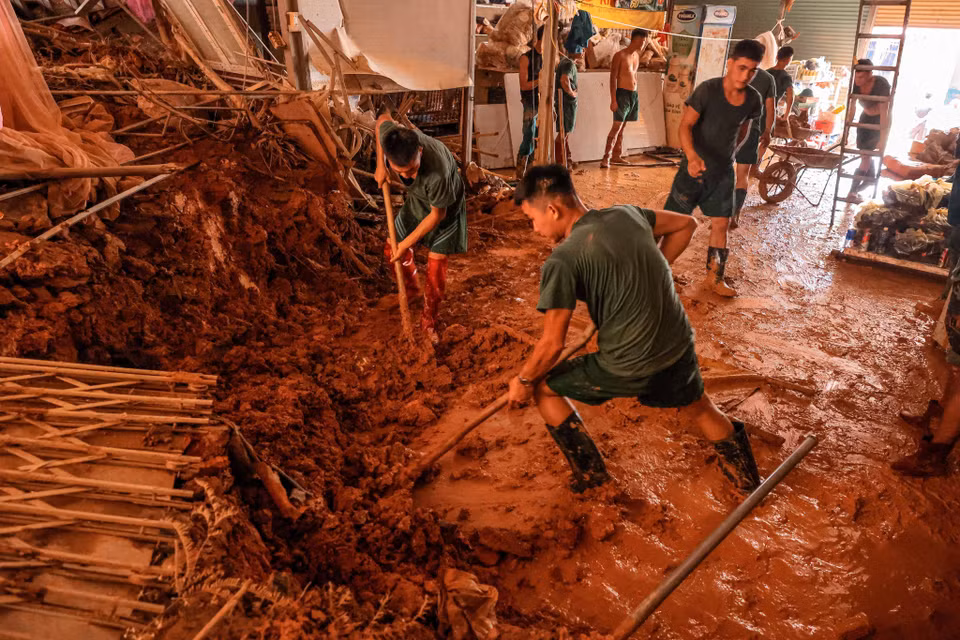 Officers and soldiers Division 316 support people in Phuc Khanh commune, Bao Yen district, Lao Cai province in overcoming the aftermath of the floods. (Photo: Hoang Hieu - VNA).