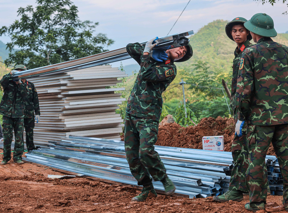 Soldiers arrive in Bao Yen district in Lao Cai province to help build temporary shelters for residents of Lang Nu village who lose their homes due to flash floods. (Photo: Hoang Hieu - VNA).