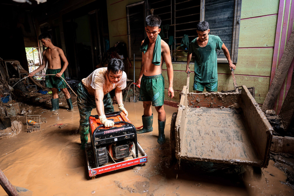 Officers and soldiers from Division 316 support people in Phuc Khanh commune, Bao Yen district, Lao Cai province in recovering from the floods. (Photo: Hoang Hieu - VNA).