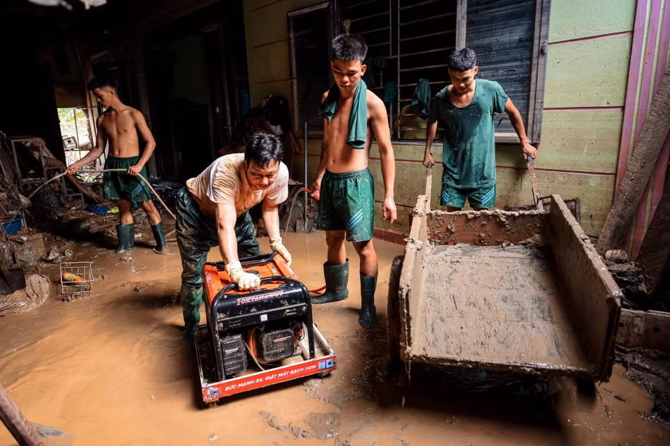 Officers and soldiers from Division 316 support people in Phuc Khanh commune, Bao Yen district, Lao Cai province in recovering from the floods. (Photo: Hoang Hieu - VNA).