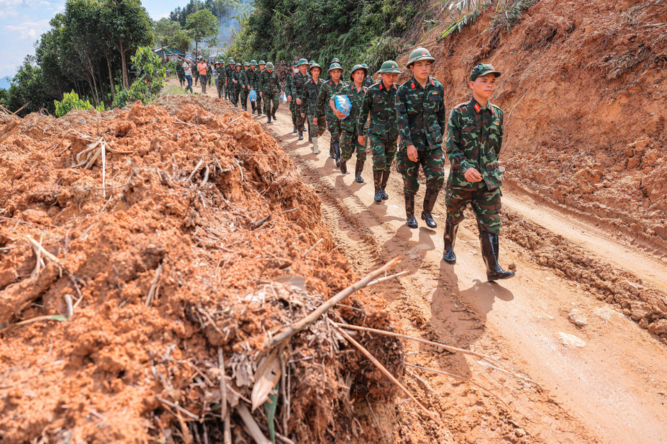 The military consistently leads the way, going to the most challenging and dangerous locations to conduct rescue and relief operations for victims affected by storms and floods. (Photo: Hoang Hieu - VNA).