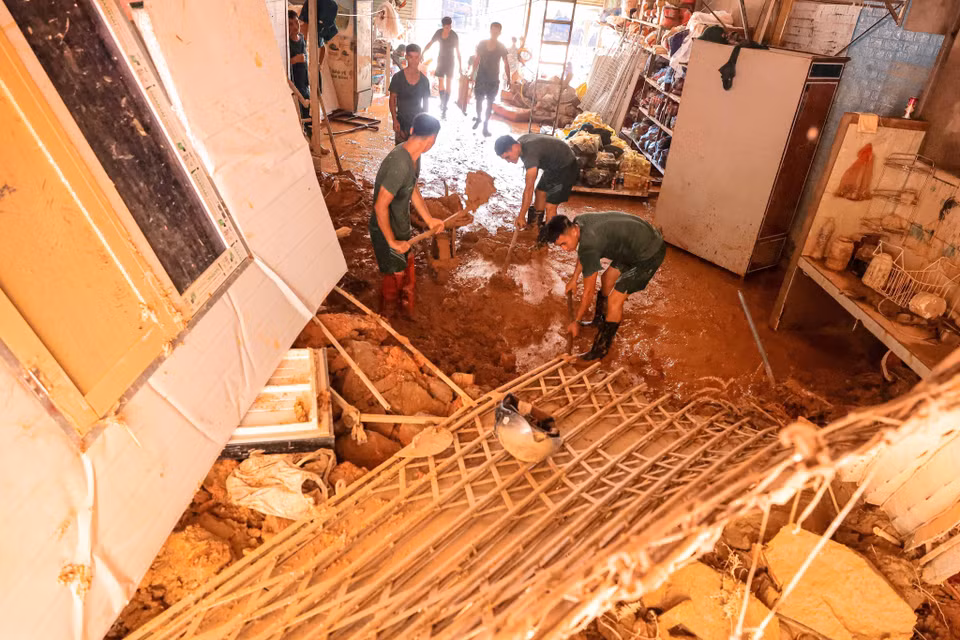 Soldiers from Division 316 help residents of Phuc Khanh commune, Bao Yen district, Lao Cai province clean up their homes after the floods. (Photo: Hoang Hieu - VNA).