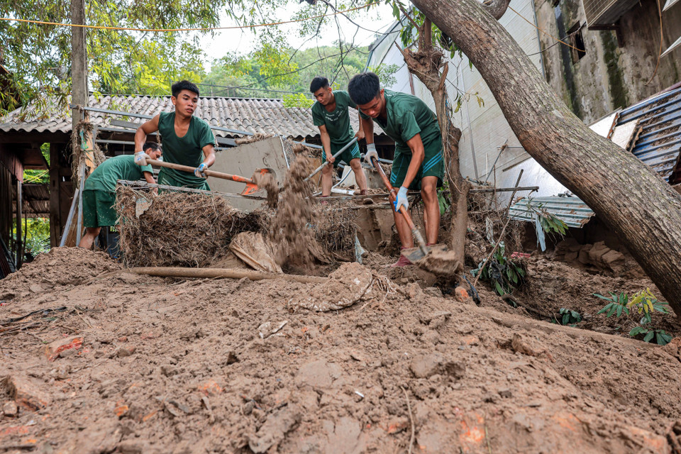 Soldiers from Division 316 are always present to support residents in recovering from the flood damage. (Photo: Hoang Hieu - VNA).