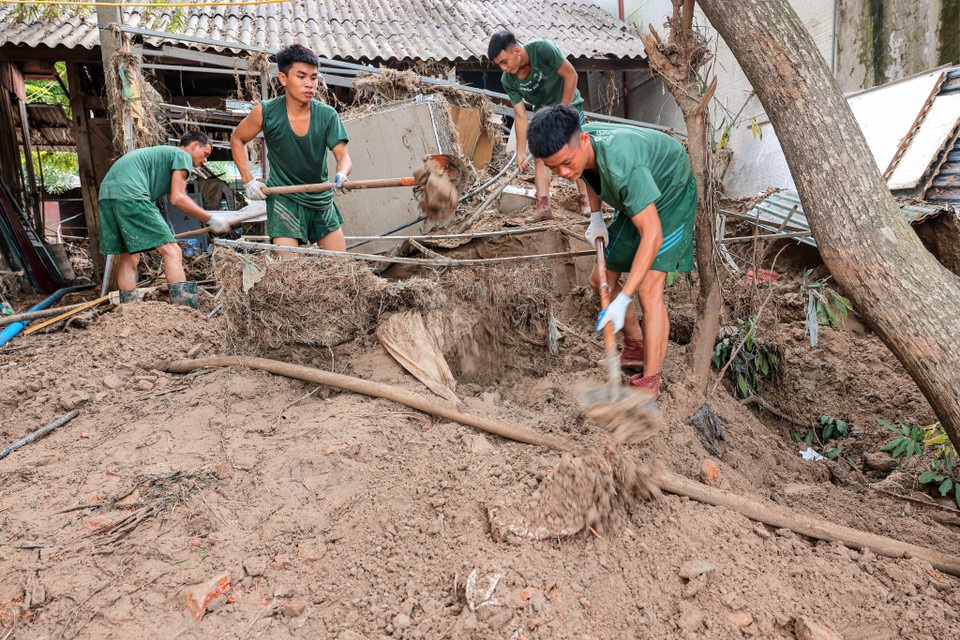 Soldiers from Division 316 help people recover from the consequences of heavy rains and floods. (Photo: Hoang Hieu - VNA).