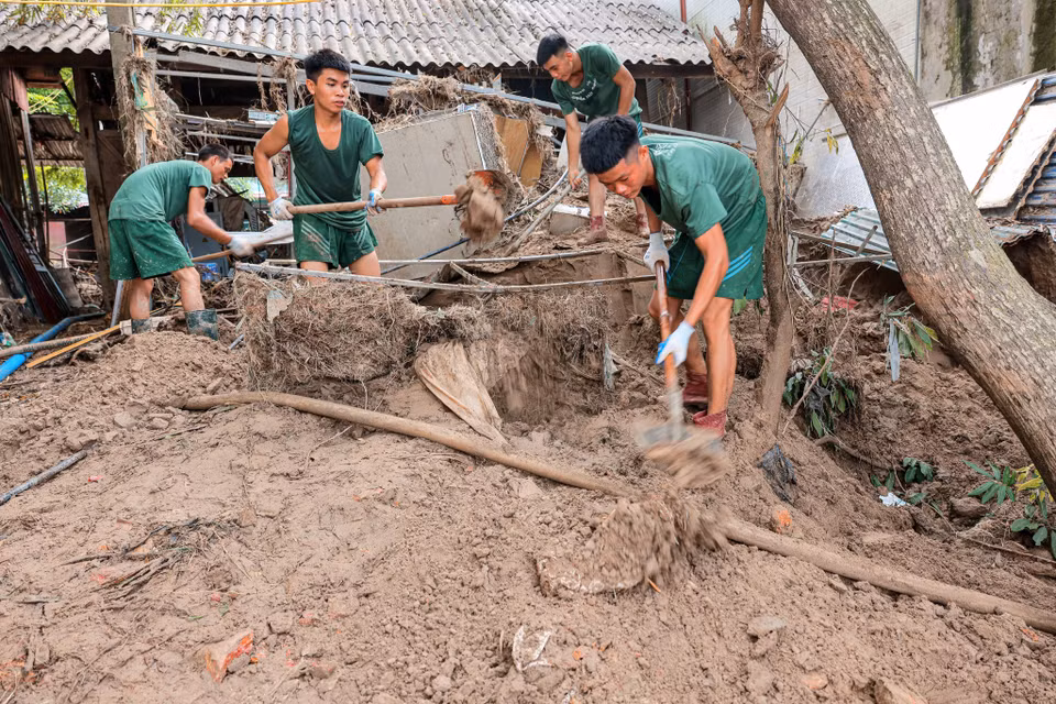 Soldiers from Division 316 help people recover from the consequences of heavy rains and floods. (Photo: Hoang Hieu - VNA).