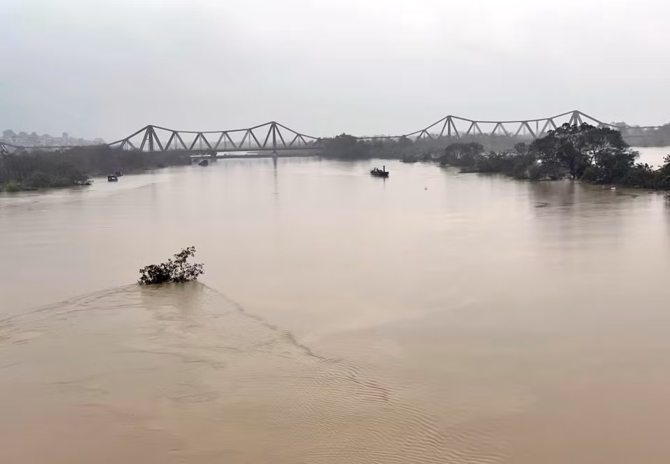 A level 2 natural disaster risk warning is in place for Hanoi. (Photo taken at 7:50 AM by Minh Quyet – VNA).