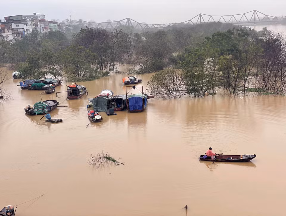 A level 2 natural disaster risk warning is in place for Hanoi. (Photo taken at 7:53 AM by Minh Quyet – VNA).