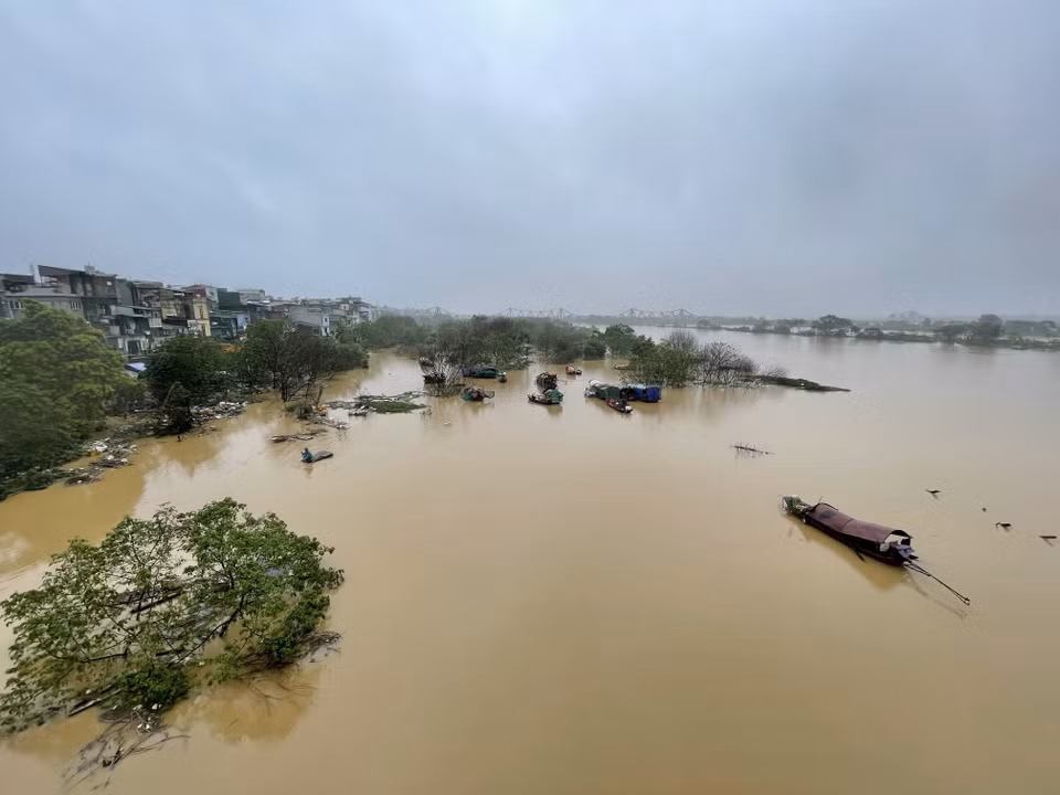 A level 2 natural disaster risk warning is in place for Hanoi. (Photo taken at 7:54 AM by Minh Quyet – VNA).