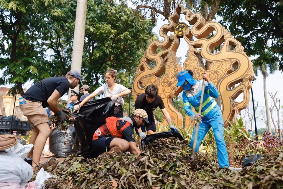Foreign volunteers join local residents in Hanoi to clean up and address the aftermath of Typhoon Yagi. (Photo: VNA)