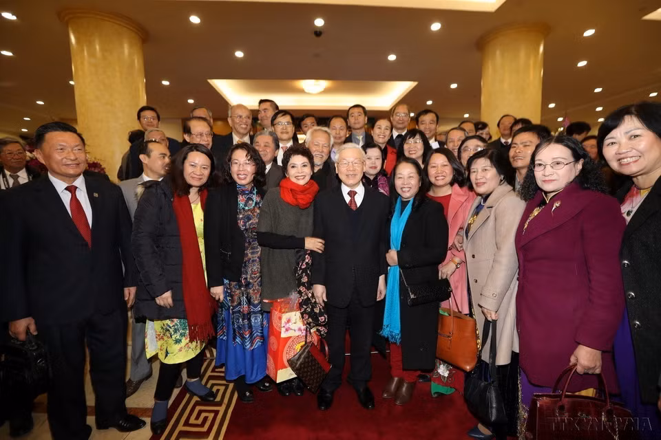 Party General Secretary Nguyen Phu Trong meets with intellectuals and artists on the occasion of traditional Lunar New Year (Tet) festival in 2018 (Hanoi, February 7, 2018). (Photo: Tri Dung – VNA)