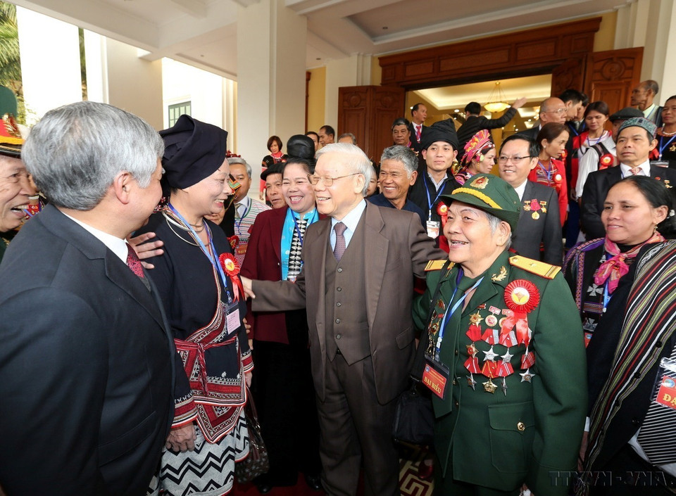 Party General Secretary Nguyen Phu Trong meets with representatives from intellectual and business communities of ethnic minority groups nationwide (Hanoi, December 18, 2017). (Photo: Tri Dung – VNA)