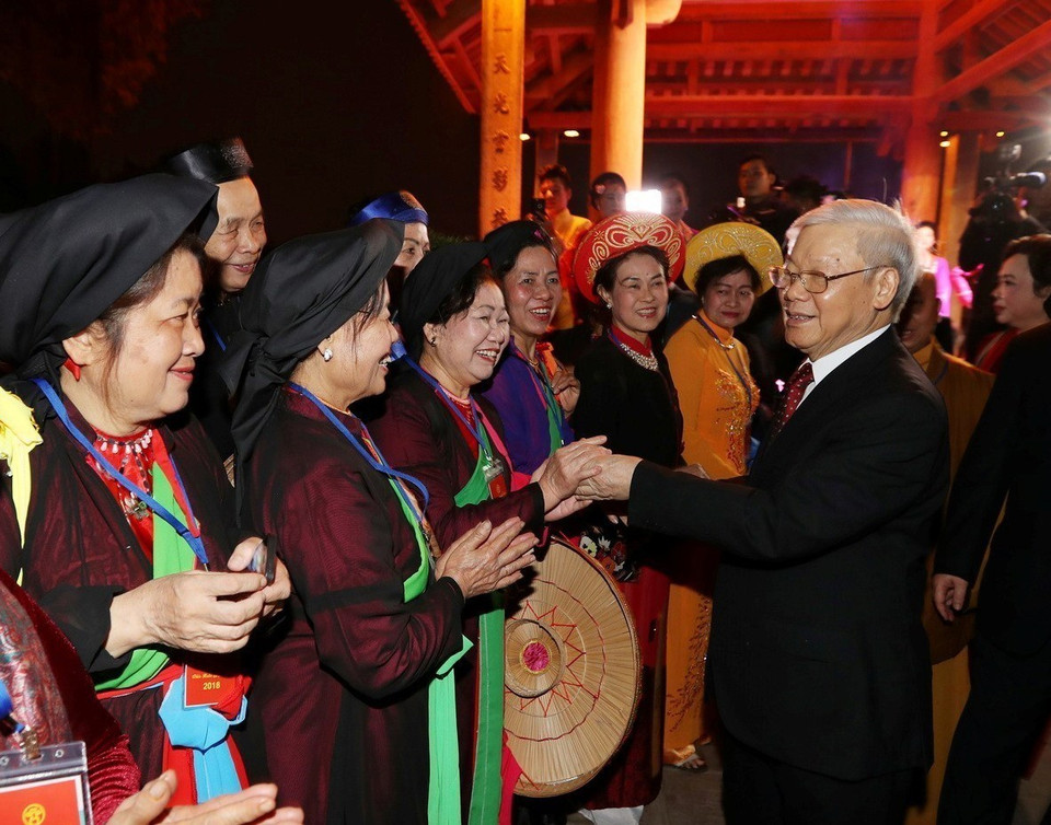 Party General Secretary Nguyen Phu Trong visits Hanoi writers and artists on the occasion of traditional Lunar New Year (Tet holiday) (February 15, 2018). (Photo: Tri Dung – VNA)