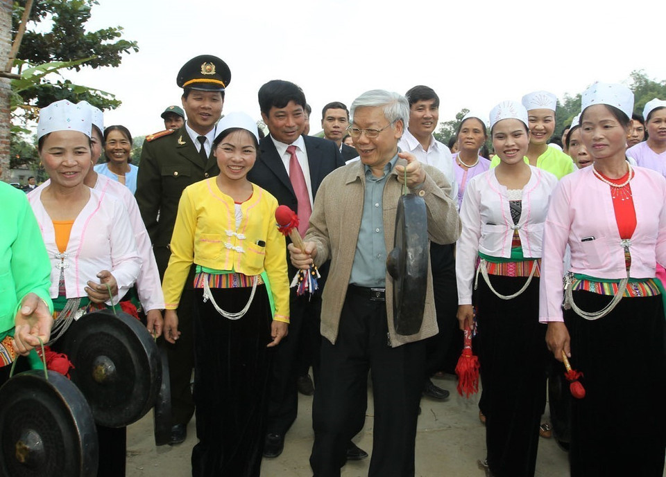 Party General Secretary Nguyen Phu Trong plays gong – a traditional special musical instrument of Muong ethnic people during the great national solidarity festival in Cau hamlet, Bac Son commune, Kim Boi district, Hoa Binh province (November 13, 2011). (Photo: Tri Dung – VNA)