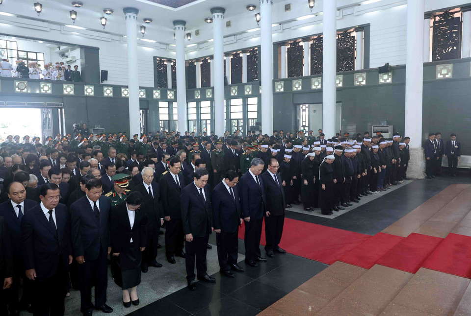 Delegates observe a moment of silence in memory of Party General Secretary Nguyen Phu Trong. (Photo: VNA)