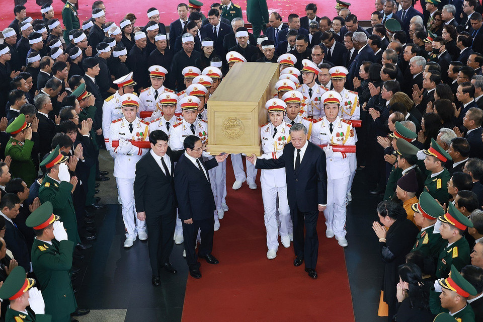 Party and State leaders carry the casket of Party General Secretary Nguyen Phu Trong. (Photo: VNA)