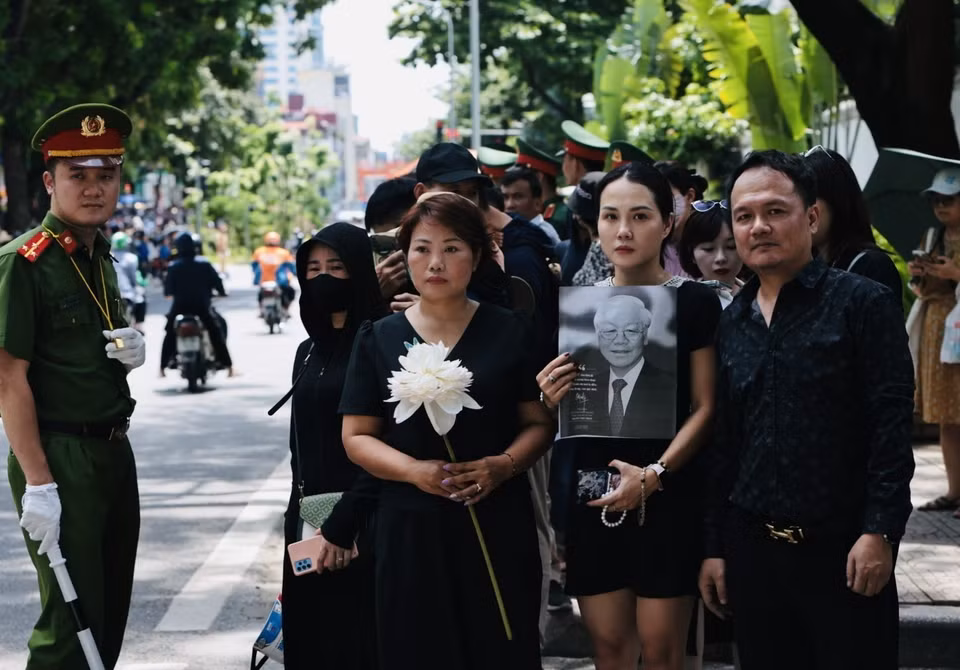People line the streets to bid farewell to Party General Secretary Nguyen Phu Trong. (Photo: VNA)