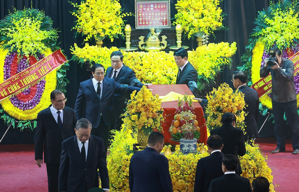 Party and State leaders walk around the casket for the last time, bidding farewell to Party General Secretary Nguyen Phu Trong. (Photo: VNA)