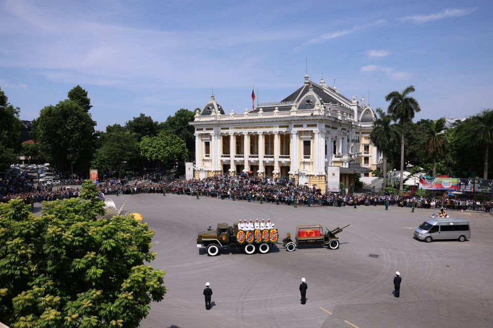 The procession passes through August Revolution Square. (Photo: VNA)