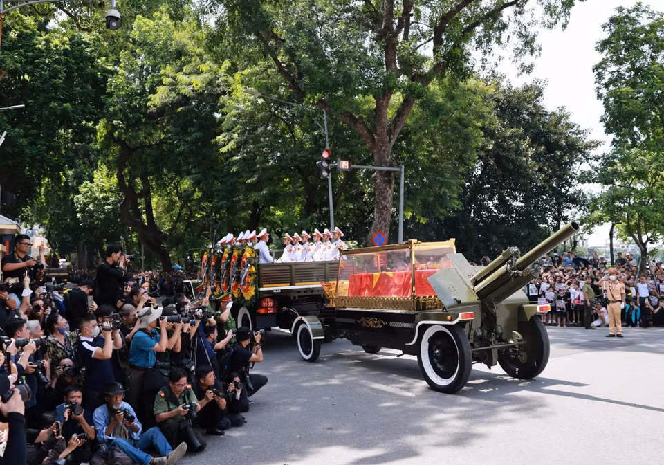 People line the streets to bid farewell to Party General Secretary Nguyen Phu Trong. (Photo: VNA)