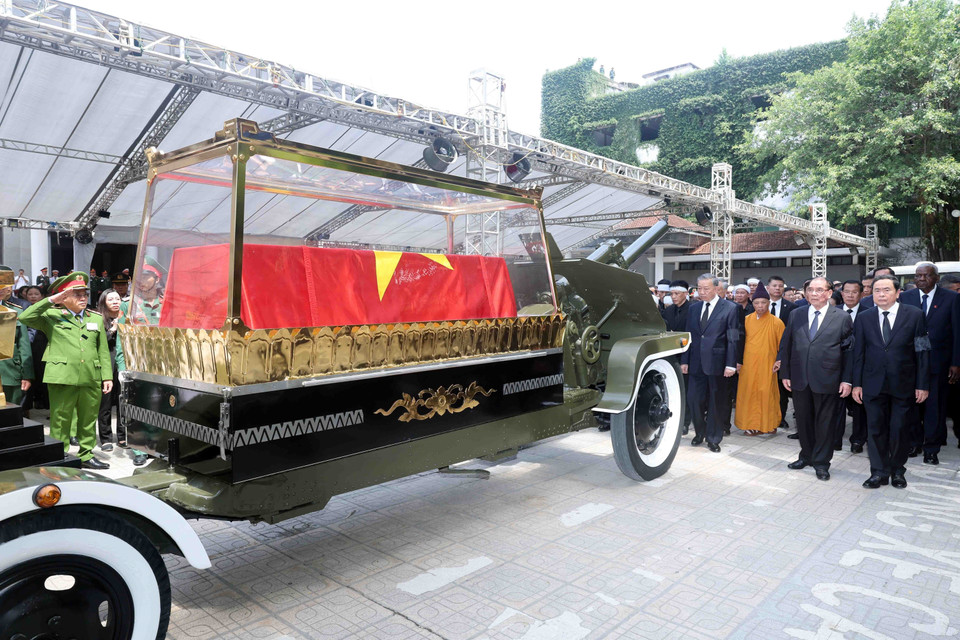 A hearse carrying the casket of Party General Secretary Nguyen Phu Trong departs from the National Funeral Hall. (Photo: VNA)