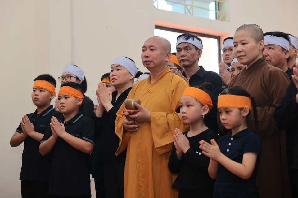 Memorial service for Party General Secretary Nguyen Phu Trong in his hometown, Dong Hoi Commune, Dong Anh District in Hanoi. (Photo: VNA)