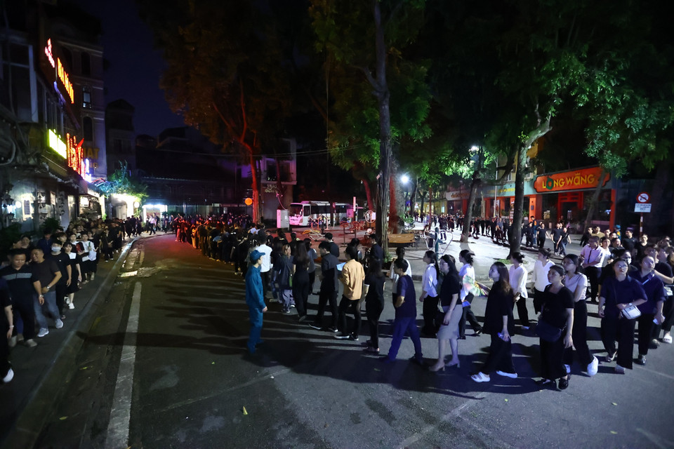 At 11 PM on July 25, people still line up to pay their respects to Party General Secretary Nguyen Phu Trong. (Photo: VNA)
