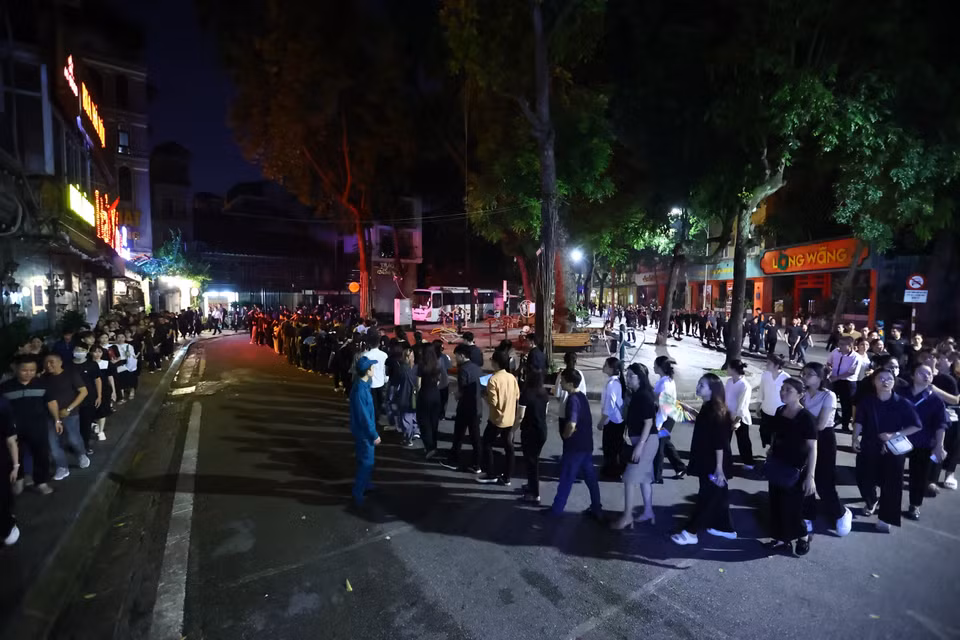 At 11 PM on July 25, people still line up to pay their respects to Party General Secretary Nguyen Phu Trong. (Photo: VNA)