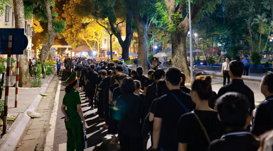 People line up for kilometers, waiting to pay their respects to Party General Secretary Nguyen Phu Trong. (Photo: VNA)
