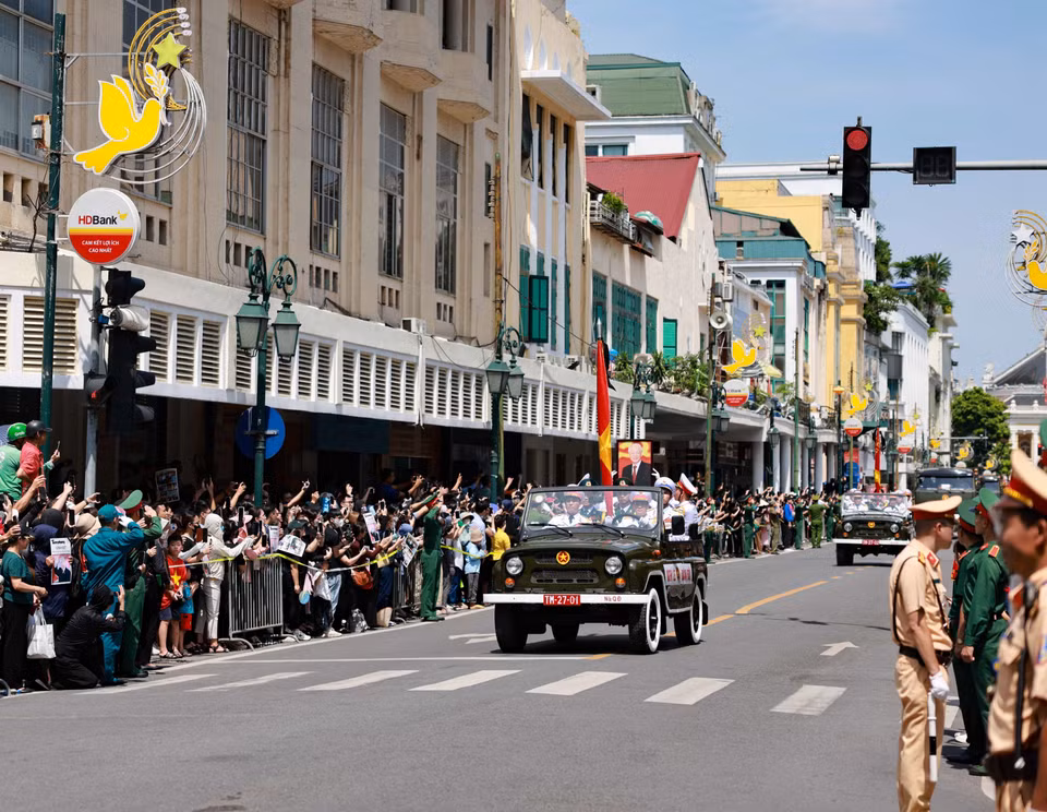 People line the streets to bid farewell to Party General Secretary Nguyen Phu Trong. (Photo: VNA)