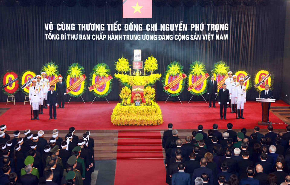 Delegates and the family of Party General Secretary Nguyen Phu Trong at the memorial service. (Photo: VNA)