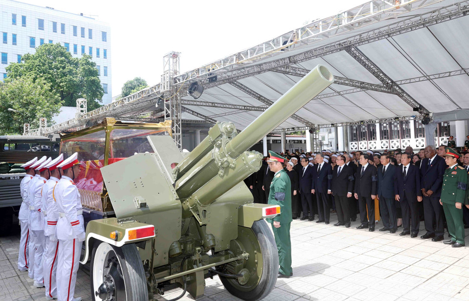 Following the memorial service, a hearse transports the casket of Party General Secretary Nguyen Phu Trong from the National Funeral Hall at 5 Tran Thanh Tong to Mai Dich Cemetery in Hanoi. (Photo: VNA)