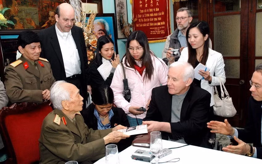 General Vo Nguyen Giap presents a book to Robert Muller, head of the Vietnam Veterans of America Foundation (VVAF), on December 17, 2006. (Photo: Tung Lam - VNA)