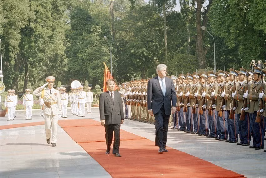President Tran Duc Luong welcomes US President Bill Clinton during his official visit to Vietnam from November 16-19, 2000. (Photo: Trong Nghiep - VNA)