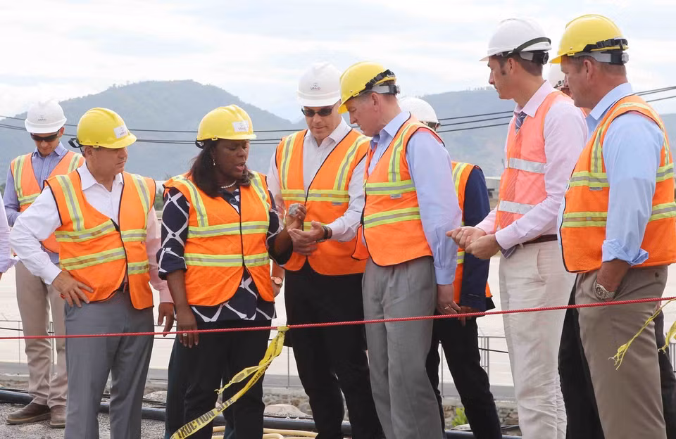 A US Congressional delegation, led by Congressman Ted Yoho, Chairman of Asia and the Pacific subcommittee under the Foreign Affairs Committee in the House of Representatives, visits the dioxin remediation project at Da Nang Airport on October 17, 2017. (Photo: Tran Le Lam - VNA)