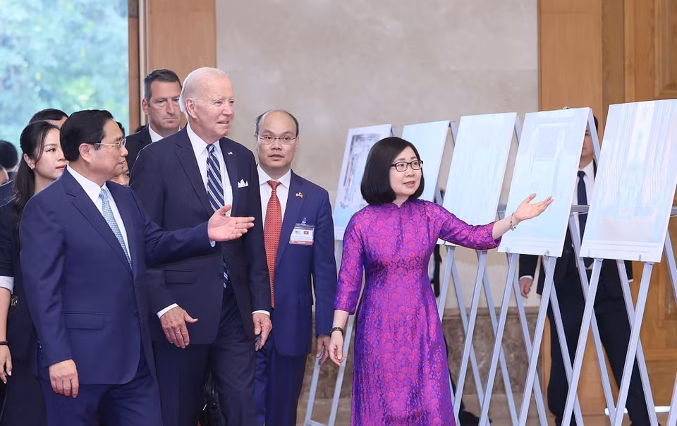 Deputy General Director of the Vietnam News Agency Doan Thi Tuyet Nhung introduces a photo exhibition to Prime Minister Pham Minh Chinh and US President Joe Biden (September 11, 2023). The exhibition was organised by the Vietnam News Agency. (Photo: Duong Giang - VNA)