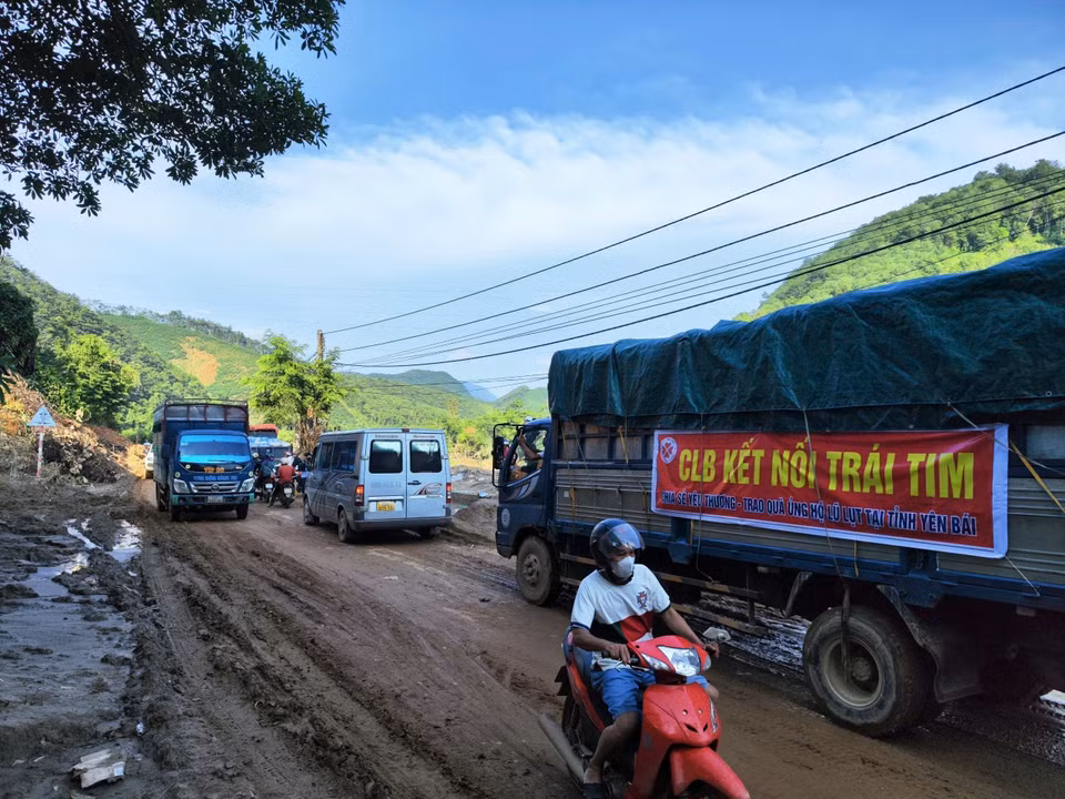 Relief trucks continuously deliver essential goods to flood-affected residents in Bao Yen district. (Photo: Phung Nam Suong – VNA)