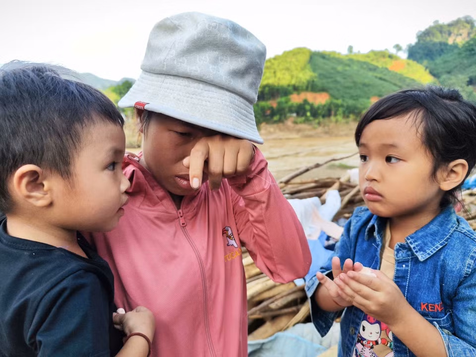 Children in Xuan Hoa commune, Bao Yen district, who lost their homes due to floods caused by Typhoon No. 3. (Photo: Phung Nam Suong – VNA)