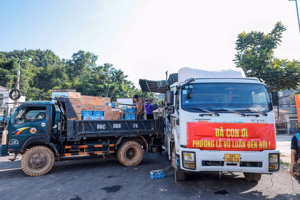 A relief shipment containing 500 cartons of milk, 350 boxes of snacks, and 500 cartons of water from Ho Chi Minh City arrives for the flood-affected residents of Bao Yen district. (Photo: Hoang Hieu – VNA)
