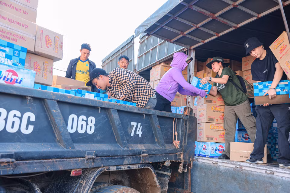 A shipment from Ho Chi Minh City brings much-needed supplies to residents of Bao Yen district. (Photo: Hoang Hieu – VNA)