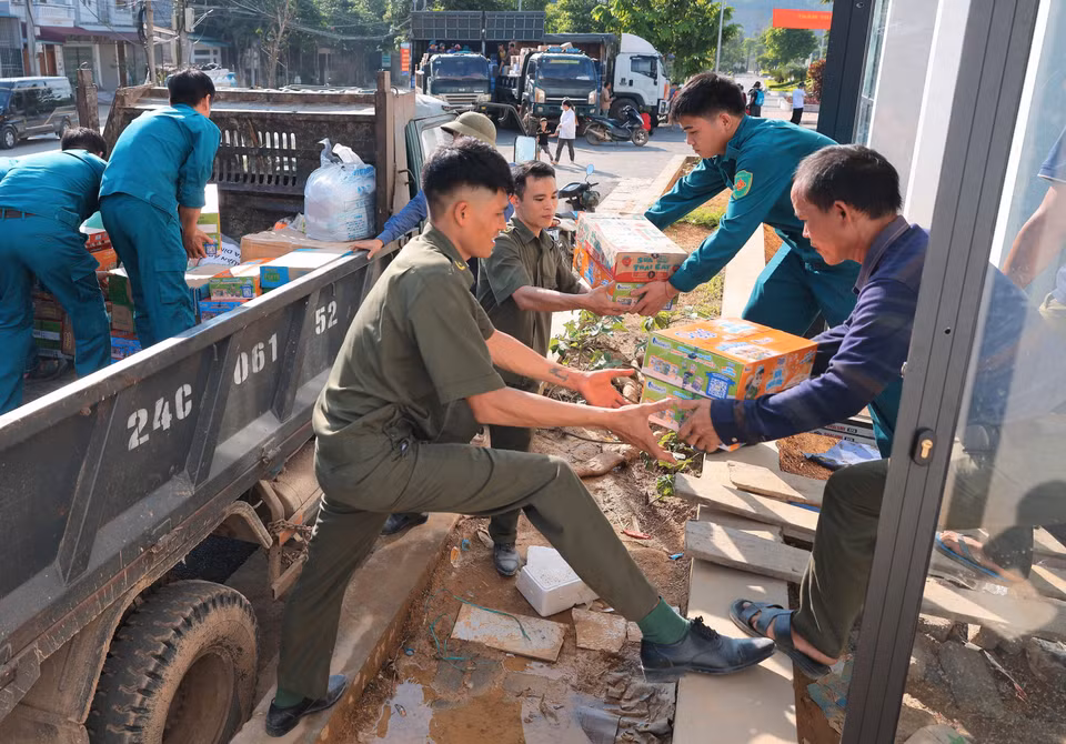 Relief workers help sort and load supplies to ensure they reach the most affected individuals. (Photo: Hoang Hieu – VNA)