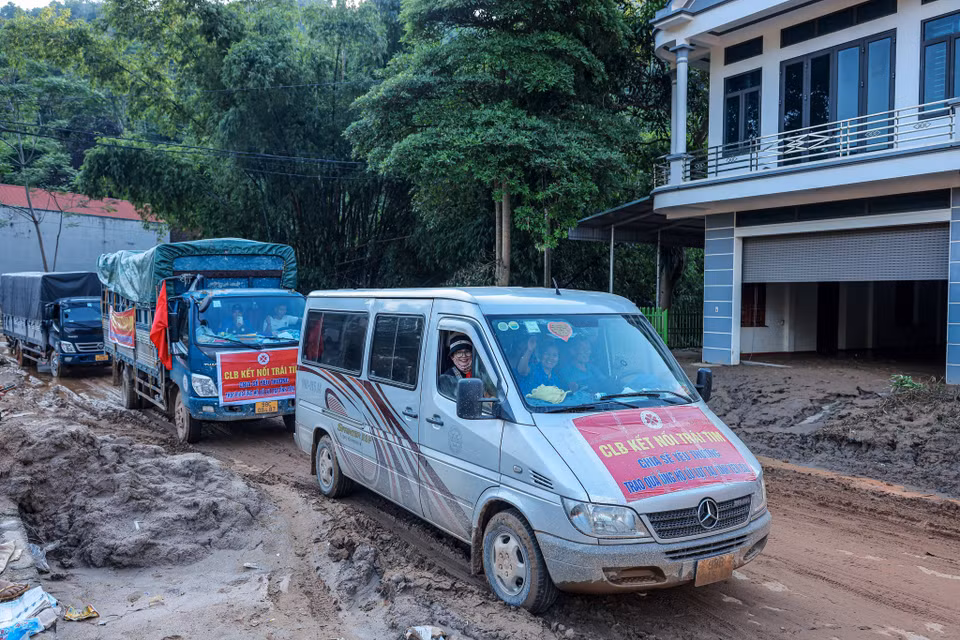 Despite the difficult conditions in Bao Yen district, relief shipments persistently reach the flood-affected residents. (Photo: Hoang Hieu – VNA)